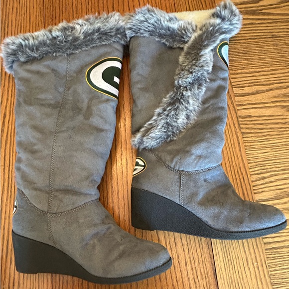 Stylish Gray Faux Fur Knee High Winter Boots Green Bay Packers Emblem    Size 10 - Picture 1 of 11